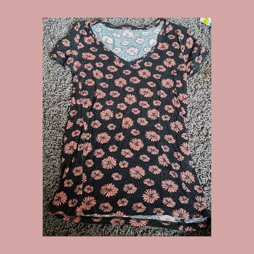 3 for $23 tops!! Pink and Black Mudd Floral Soft Stretchy Tee, Size XS